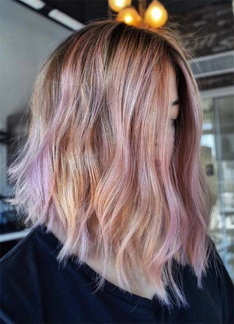 Tonalità rosa alla moda sui capelli