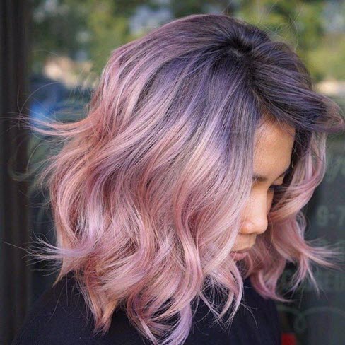 Warna merah jambu yang bergaya pada rambut