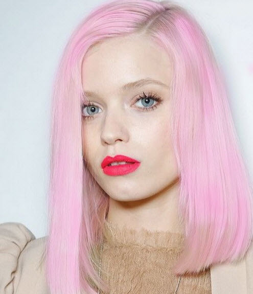 Tonalità rosa alla moda sui capelli