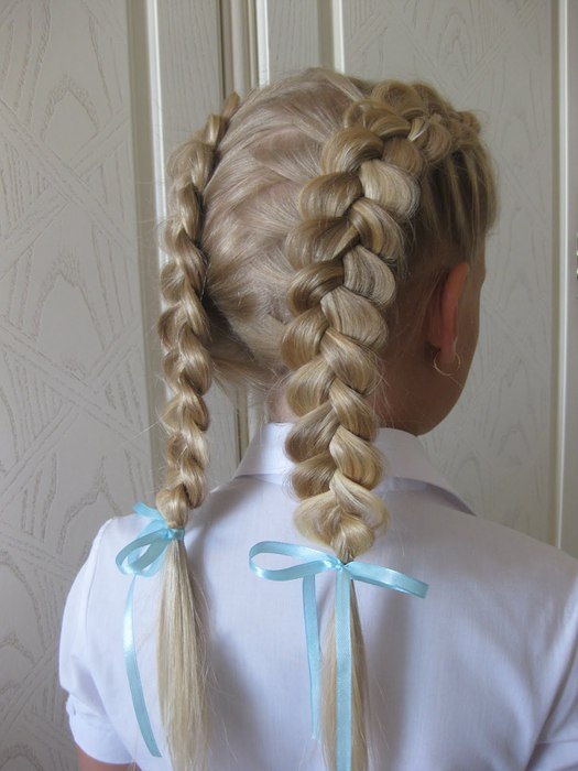 Zdjęcie fryzur na 1 września dla małych dziewczynek
