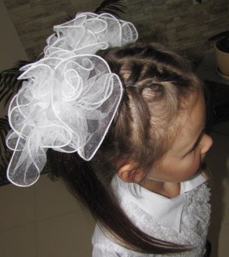Rugsėjo 1 -osios šukuosenų nuotrauka mažoms mergaitėms