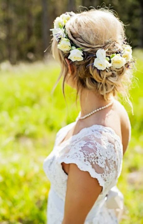 Acconciature da sposa con ghirlande di fiori