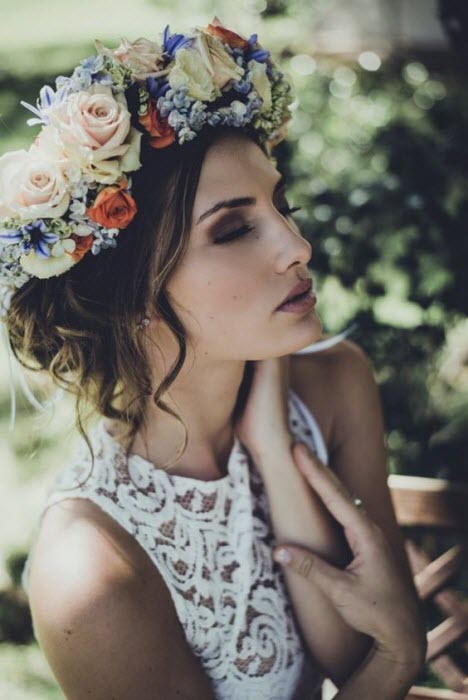Vestuvių šukuosena su gėlių vainikais
