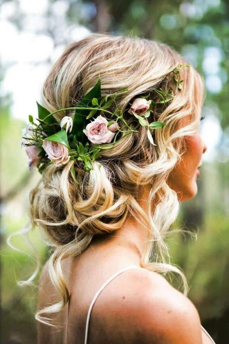 Vestuvių šukuosena su gėlėmis