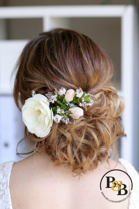 Gaya rambut perkahwinan dengan bunga