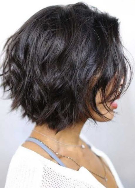 Krótkie fryzury odpowiednie do falowanych włosów