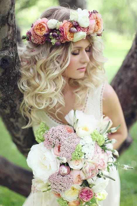 Çiçek çelenkli düğün saç modelleri