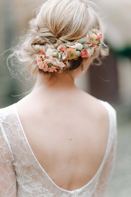 Vestuvių šukuosena su gėlėmis