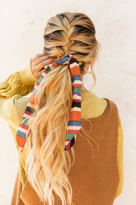 Come legare una sciarpa per capelli meravigliosamente lunga