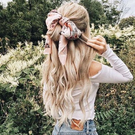 Ako uviazať krásne dlhý šál na vlasy