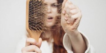 Cara Menghentikan Kerontokan Rambut: 5 Petua Teratas