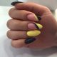 Moderigtigt gul og sort manicure