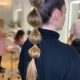 Najmodniejsza fryzura z bąbelkowym ogonem: obecny trend 2021