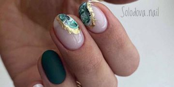 Photo de conception d'ongles avec de l'or pour les ongles courts