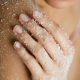Domowy peeling do ciała: 5 przepisów na zdrową i młodą skórę